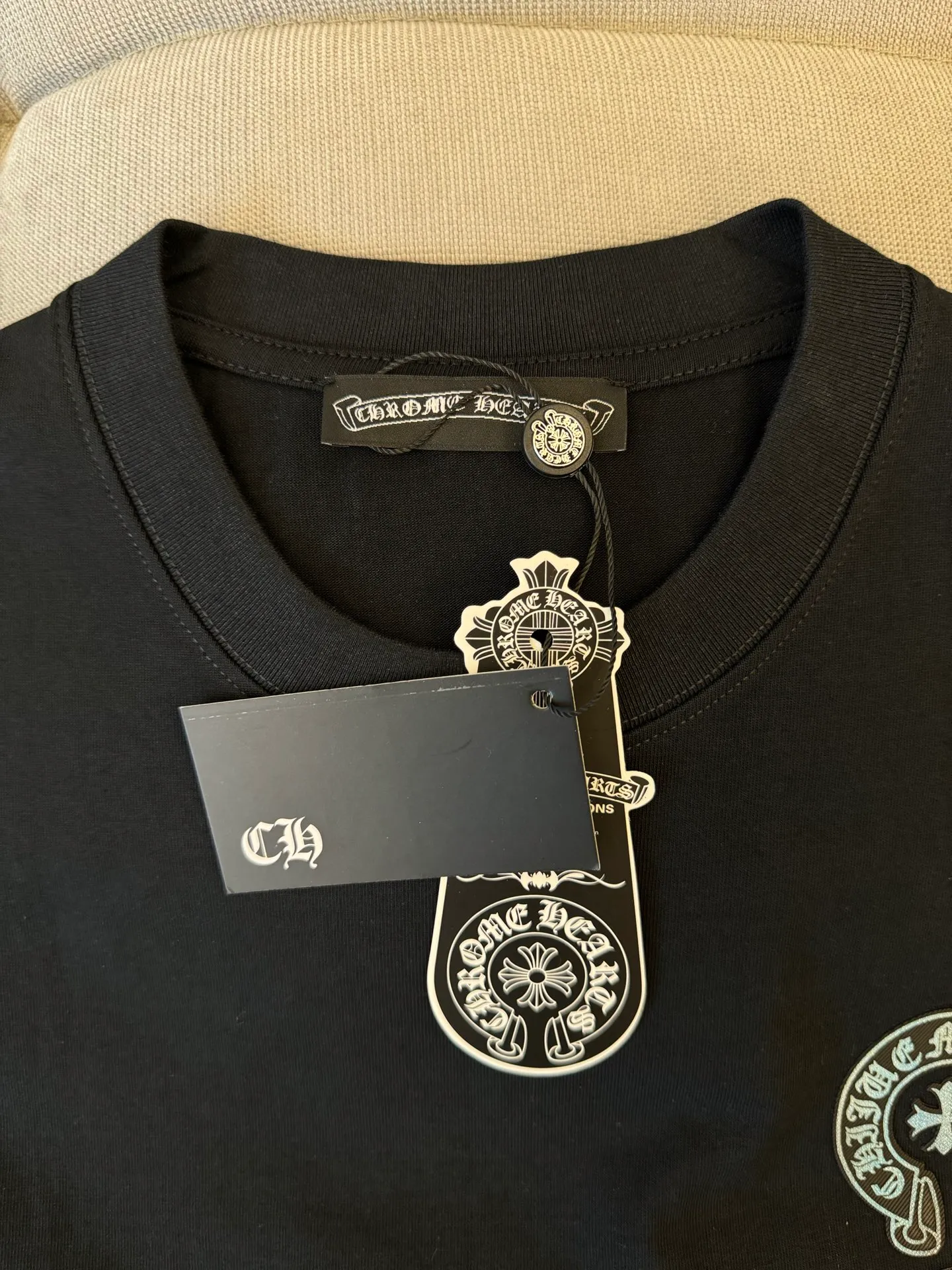 P180 Chrome Hearts unisex short-sleeved T-shirt, light luxury, customized cross logo stamp gradient process, 320g 100% double yarn pure cotton fabric, collar label, hangtag, main mark and three complete labels. Size: S M L XL